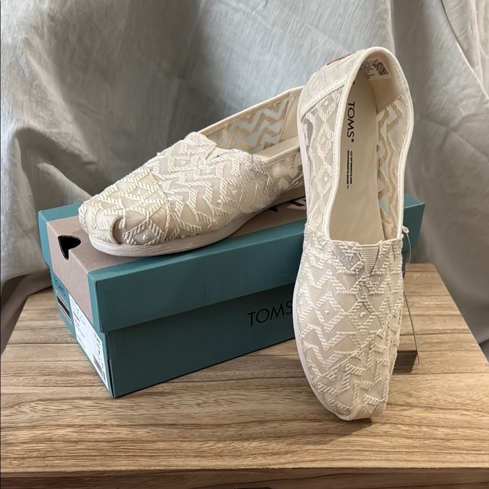 TOMS NWT Cream Loafers with Textured Fabric
